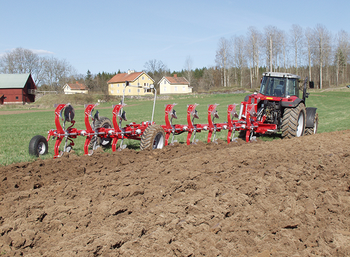 Tracteur Agricole Sous Un Arbre Sans Feuilles Avec Un Sol Couvert De Neige  En Hiver. Hakodaté, Hokkaido - Japon Banque D'Images et Photos Libres De  Droits. Image 131765450